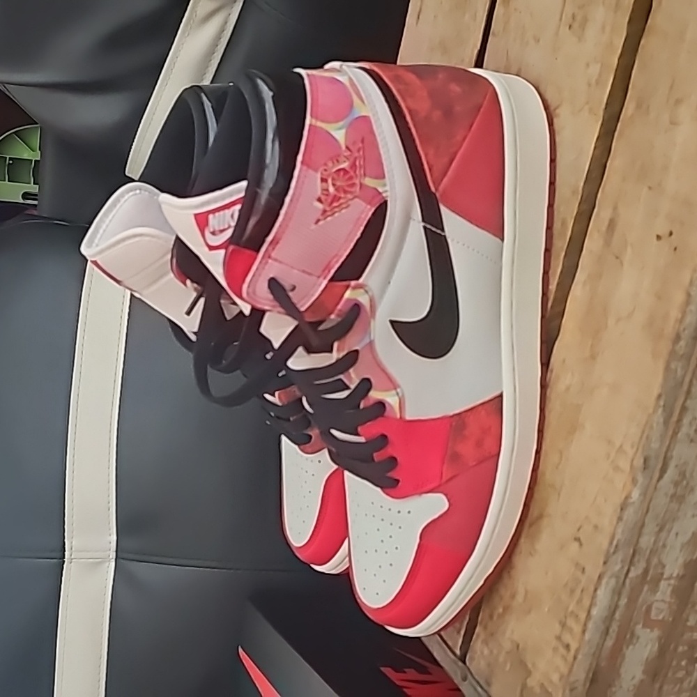 Jordan 1 Retro High OGSpider-Man Across the Spider-Verse